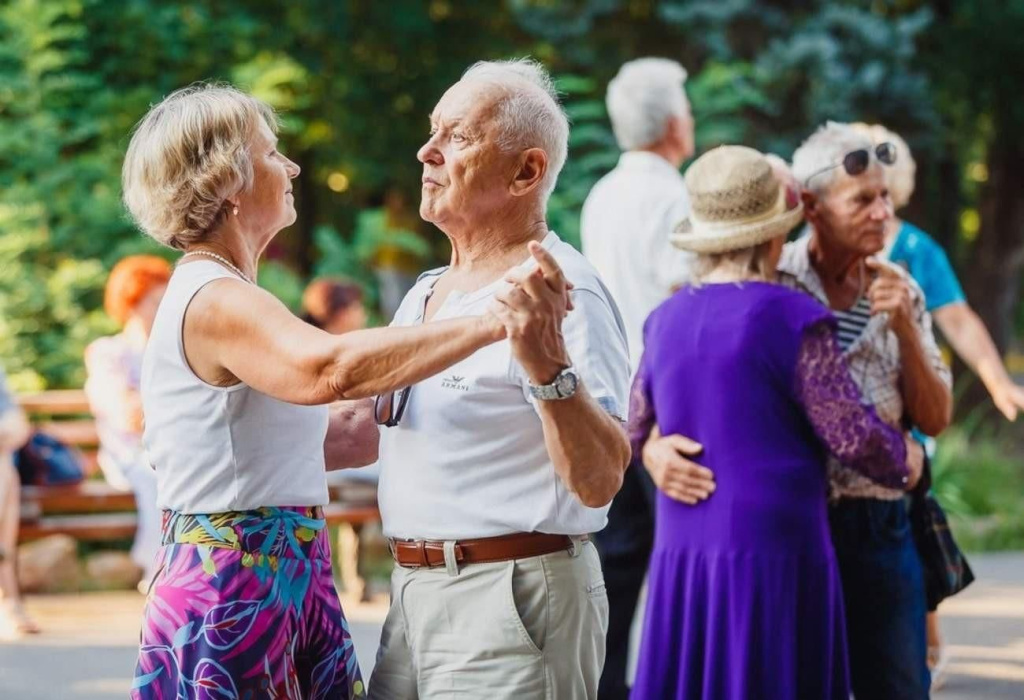 Досуг для пожилых людей: важность, проблемы, рекомендации и решения